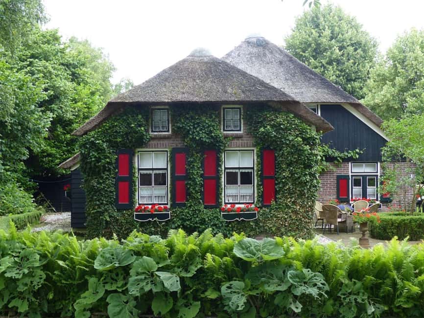 Amsterdam: Zaanse Schans and Giethoorn Guided Combo Tour - Giethoorn canal cruise and village walking: the Venice vibe, minus the crowds of a big city