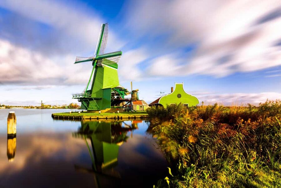 Amsterdam: Zaanse Schans, Windmills & Volendam Private Tour - Watching Working Mills: Paint, Saws, Spices, and Peanut Oil