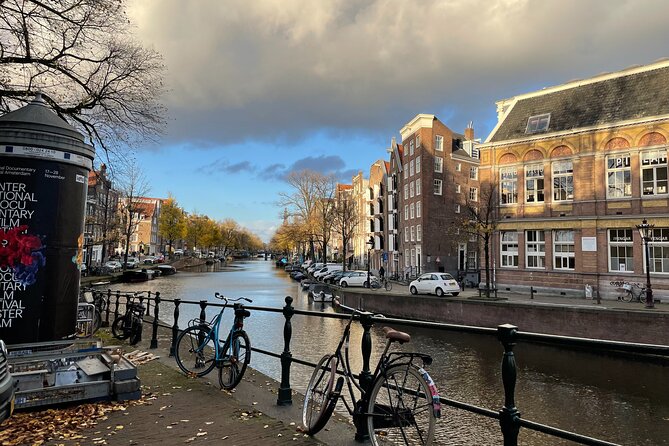 Anne Frank's Amsterdam Walking Tour - The entertainment square start: getting bearings without getting lost