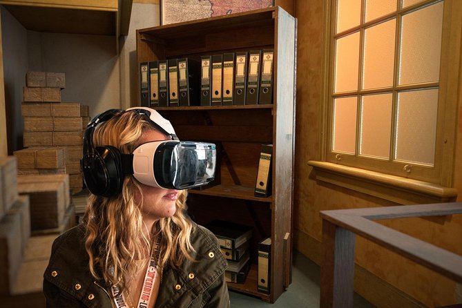 Anne Frank's Last Walk & See Anne Frank House in Virtual Reality - The Anne Frank statue pause: a brief moment to reset