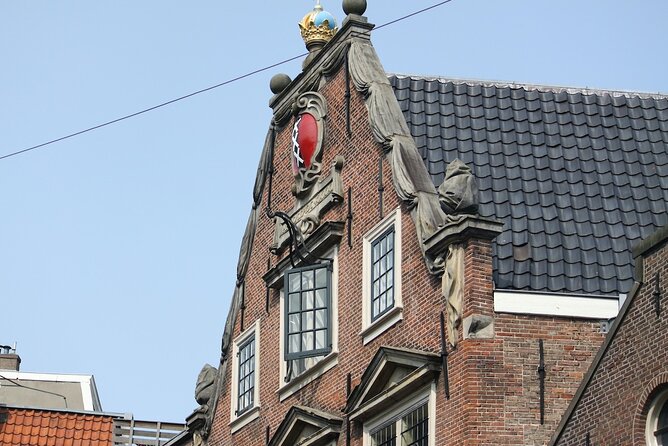 Art, Architecture and Amsterdam’s Golden Age: A Self-Guided Tour - Descartes canal house to the House with the Heads