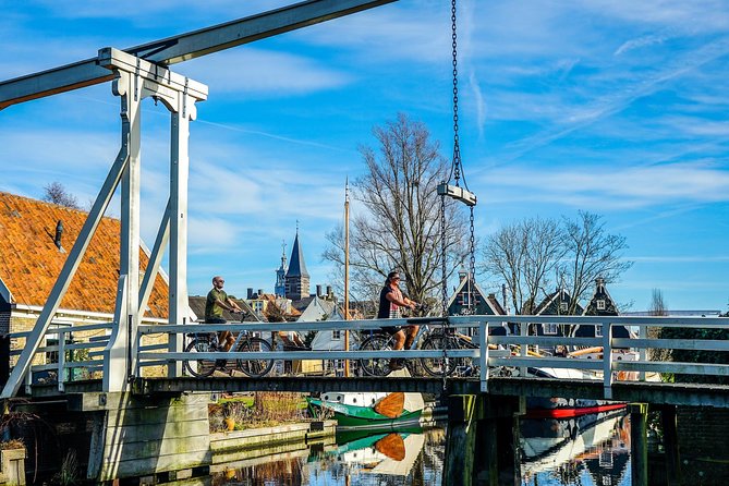 Bike rental Volendam - Explore the Countryside of Amsterdam - Bicycles, Route Maps, and Getting Your Bearings Fast