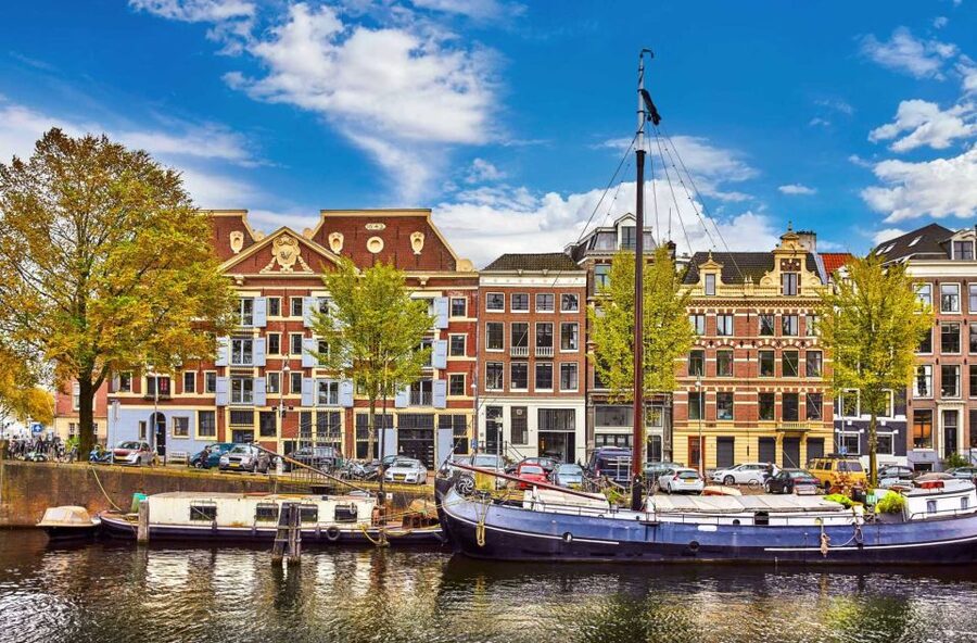 Bike Tour of Amsterdam Old Town, Top Attractions and Nature - The 2-hour Old Town loop: 9 Streets, Jordaan, and canal-side icons