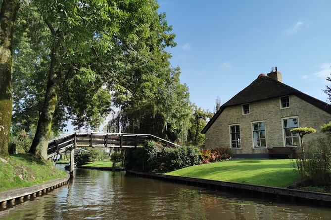 Day Tour Giethoorn, Afsluitdijk and Zaanse Schans with Boat Cruise - Giethoorn boat cruise and free time in the canal town