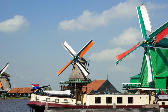Day Trip from Amsterdam to Zaanse Schans Windmills and Volendam - Volendam on the Water: Green Timber Houses, Doolhof, and Simple Shopping Wins