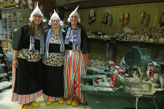 Dutch Experience in Volendam with Traditional Outfits - Getting there from Amsterdam: bus reality and the Katwoude meeting point