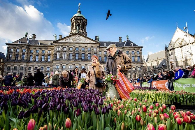 e-Scavenger hunt Amsterdam: Explore the city at your own pace - Dam Square and Damstraat, plus the Old Center feeling