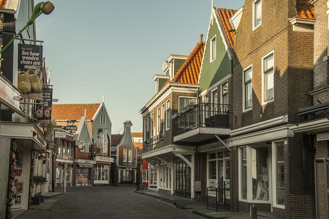 e-Scavenger hunt Volendam: Explore the city at your own pace - Who should book this e-Scavenger hunt (and who might not love it)
