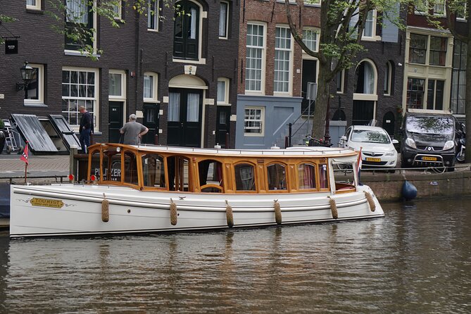 Eating Amsterdam: Food Tour & Canals Cruise - Stop 3 at Café de Poort: four organic goudas in a cozy brown café