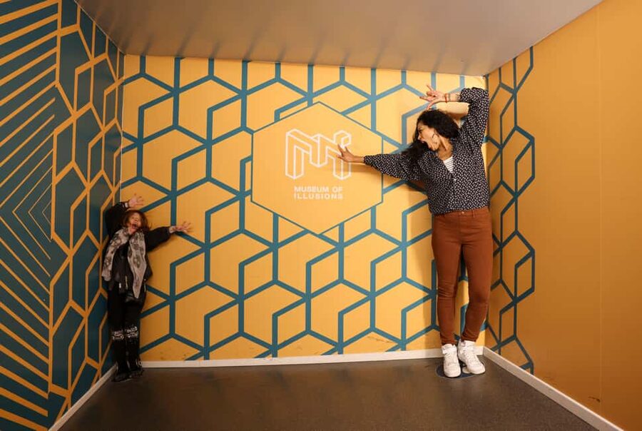 Entry ticket to Museum of Illusions Amsterdam - The science you can spot immediately: contrast, motion, perspective