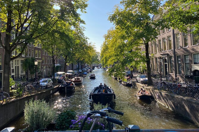 Explore hidden streets with friends - Private Tour - Nine Streets Shopping Area: The Cozy Side of Amsterdam’s Retail Life