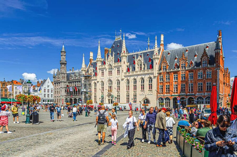 From Amsterdam: Bruges Day Tour in Spanish or English - The live walking tour: hearing every fact without slowing down
