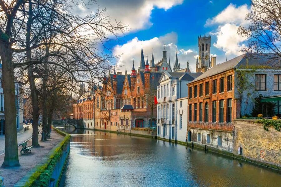 From Amsterdam: Bruges Day Tour in Spanish or English - One hour on the water: making the canal cruise count