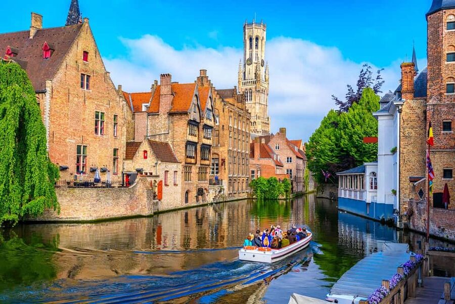From Amsterdam: Bruges Day Tour in Spanish or English - First steps in Bruges: why the guided orientation helps