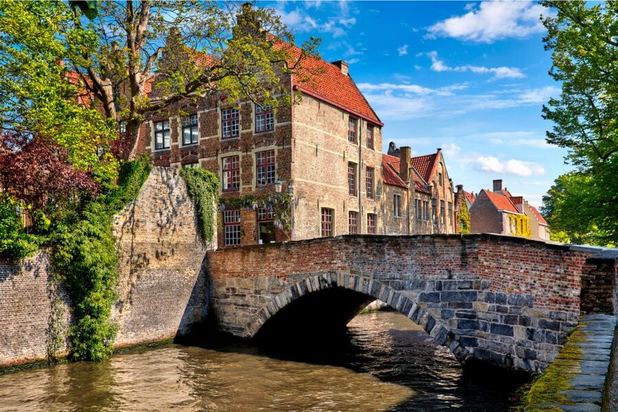From Amsterdam: Bruges Day Trip in English with Boat Option - Where the schedule can get tricky, and how to protect your day