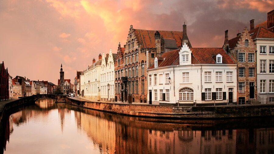 From Amsterdam: Bruges Day Trip in Spanish with Boat Option - Timing, comfort, and the small details that matter