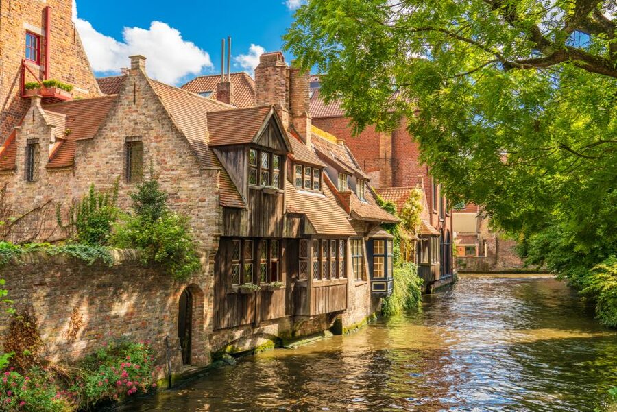 From Amsterdam: Bruges Day Trip in Spanish with Boat Option - The Spanish guided walk: how Bruges comes alive fast