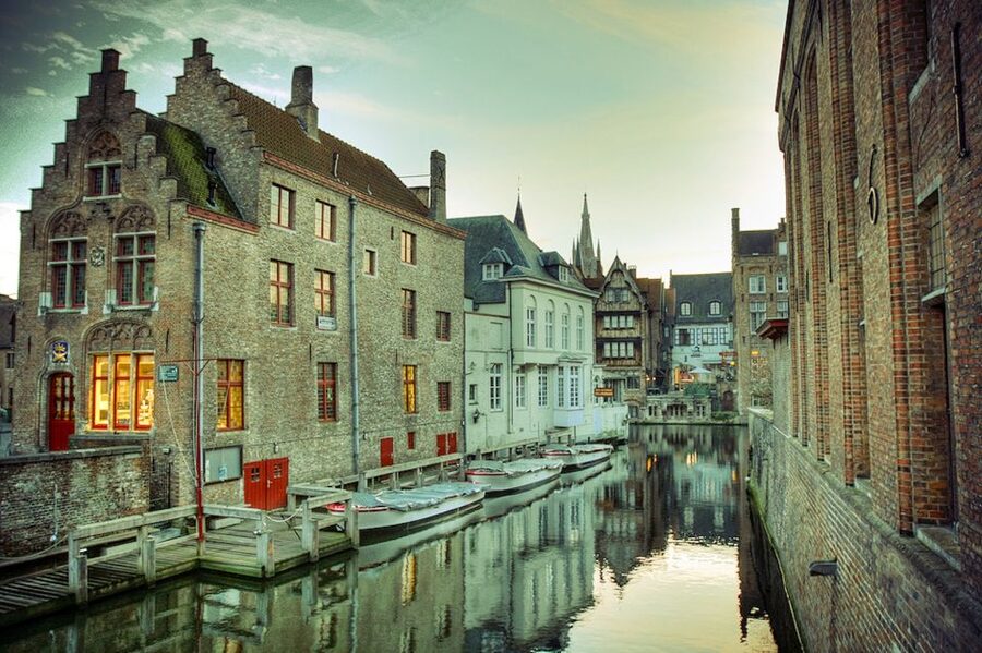 From Amsterdam: Day Trip to Bruges in Spanish or English - Markt Square, the Belfry, and Brug Square with Town Hall