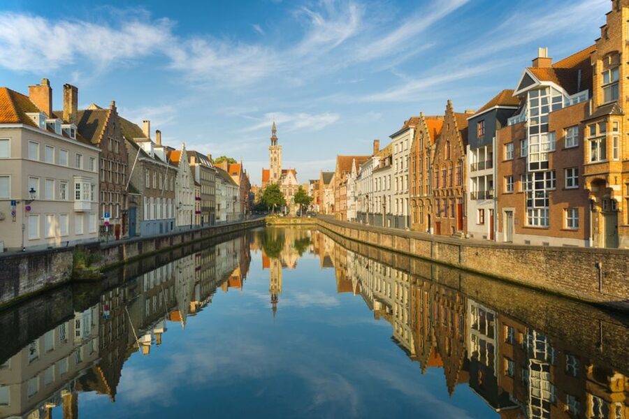 From Amsterdam: Day Trip to Bruges in Spanish or English - Minnewater (Lake of Love) and the legends that set the tone