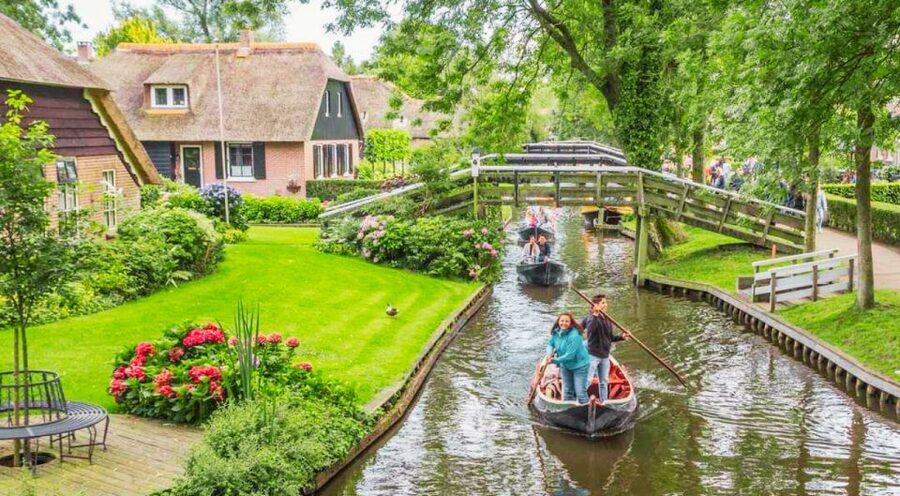 From Amsterdam: Giethoorn Guided Day Trip with Canal Cruise - Why Giethoorn Works So Well on a Day Trip