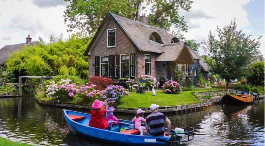 From Amsterdam: Giethoorn Guided Day Trip with Canal Cruise - The Timeline That Shapes Your Day in Giethoorn