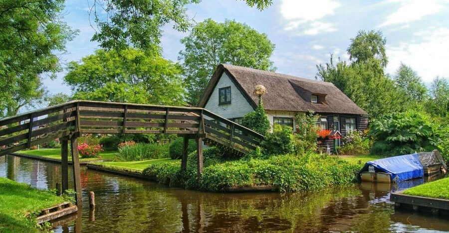 From Amsterdam: Giethoorn Sightseeing Tour and Canal Cruise - Giethoorn canal cruise: Dutch Venice and the fenland calm