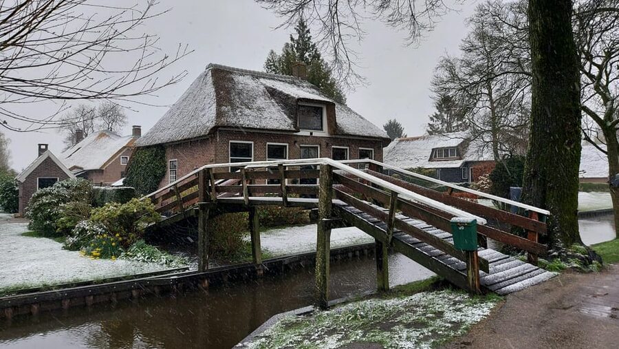 From Amsterdam: Giethoorn Small Group Tour with Boat Ride - Optional Finish at Zandvoort-aan-Zee Beach