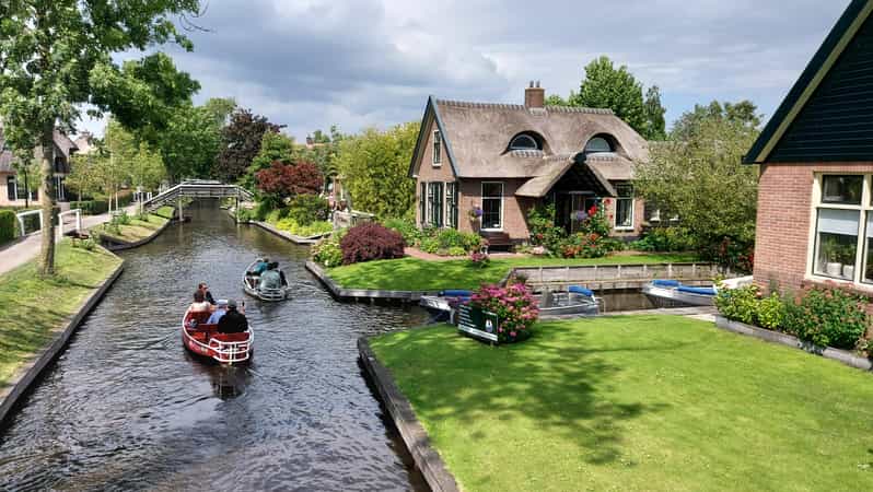 From Amsterdam: Giethoorn Small Group Tour with Boat Ride - Getting Into Giethoorn: Arrival, Orientation, and the No-Road Reality