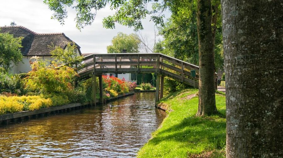 From Amsterdam: Keukenhof Gardens and Giethoorn Tour - Tulip, Gardens, Canals: What Makes This Day Trip Work