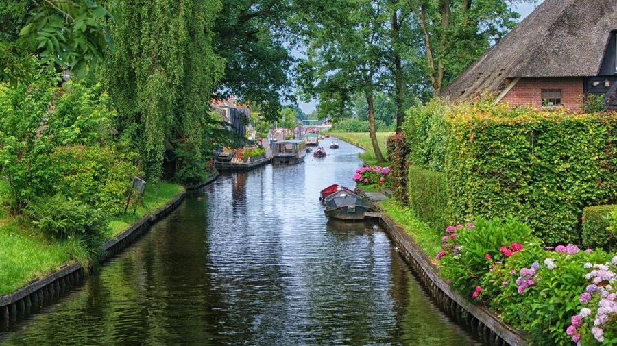 From Amsterdam: Keukenhof Gardens and Giethoorn Tour - Giethoorn, Dutch Venice: Canal Calm and a Boat You Can Actually Steer