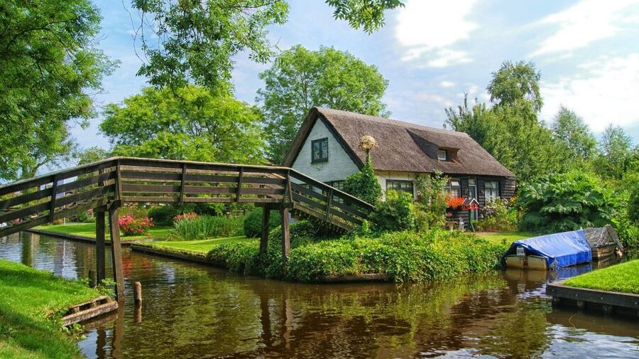 From Amsterdam: Keukenhof Gardens and Giethoorn Tour - Should You Book This Amsterdam Tulips and Giethoorn Tour?