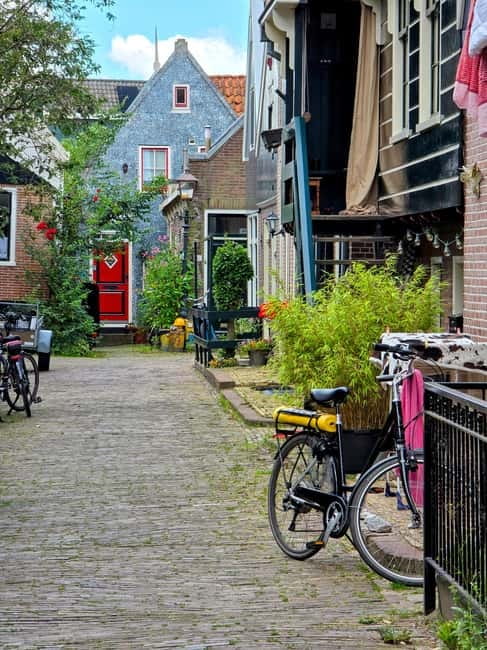 From Amsterdam: Keukenhof Tulips, Windmills & Volendam - Volendam in late-day light: cookies, dike walks, and flexible fish lunch time