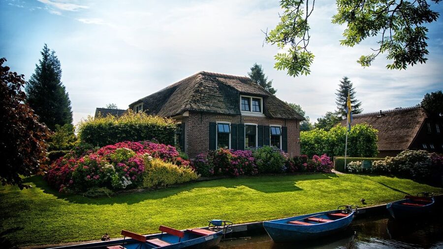 From Amsterdam: Private Sightseeing Tour to Giethoorn - The Mercedes ride from Amsterdam, and what 7 hours really means