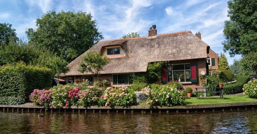 From Amsterdam: Private Tour to Giethoorn with Canal Cruise - Getting to Giethoorn from Amsterdam, without the stress