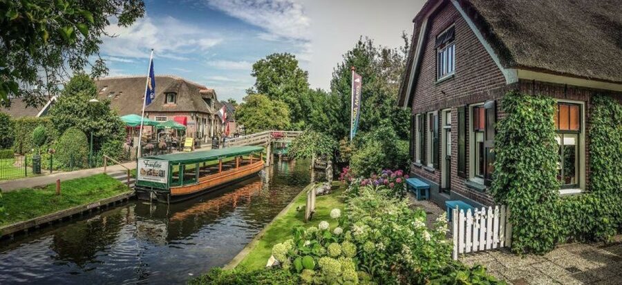From Amsterdam: Private Tour to Giethoorn with Canal Cruise - Giethoorn’s thatched farms and wooden bridges: what you are actually seeing