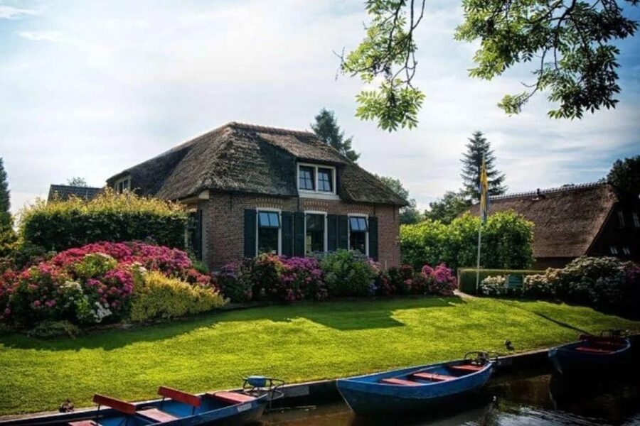 From Amsterdam: Private tour to Giethoorn with private boat - The Car-Free Village Walk, Plus Time to Choose Your Own Lunch