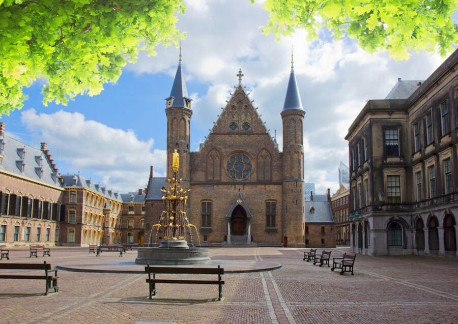 From Amsterdam: Rotterdam and The Hague Tour in Spanish - Markthal: your food stop without locking you into one restaurant