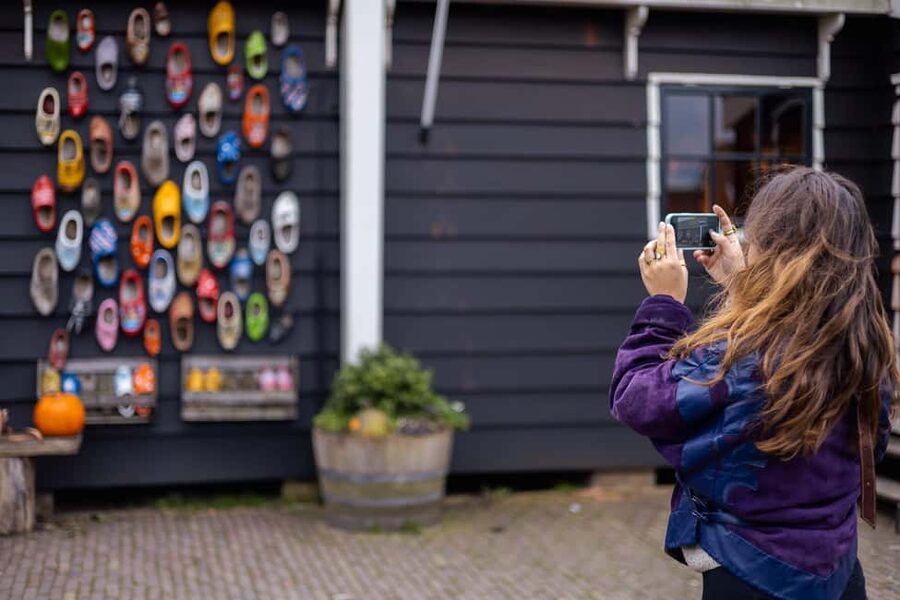 From Amsterdam: Volendam and Zaanse Schans Tour with Cheese - Group size, language, and how to get the most out of the guide