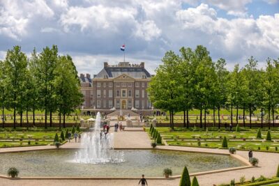 Full-Day Private Historic Royal Tour around Palaces and Castles