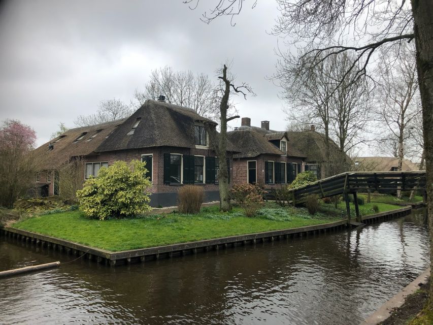 Giethoorm & Exploring the North of The Netherlands Tour - Entering Giethoorn’s car-free world, punter boat first