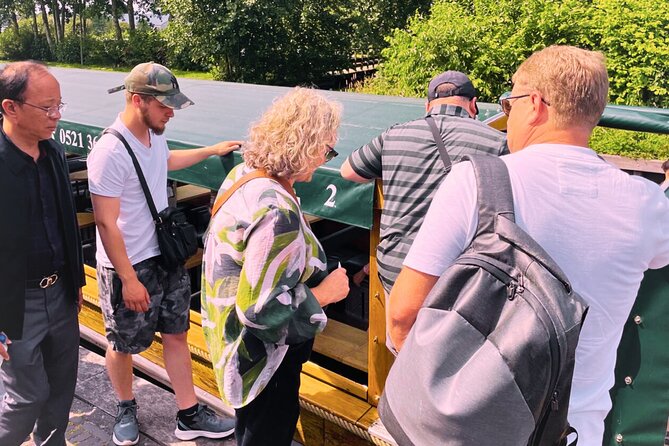 Giethoorn and Zaanse Schans Tour With Local Guide - Giethoorn canal cruise and village time: the slow part of a packed day