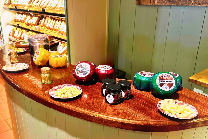 Giethoorn and Zaanse Schans Tour With Local Guide - Catharina Hoeve cheese farm: tasting Dutch cheese with real context
