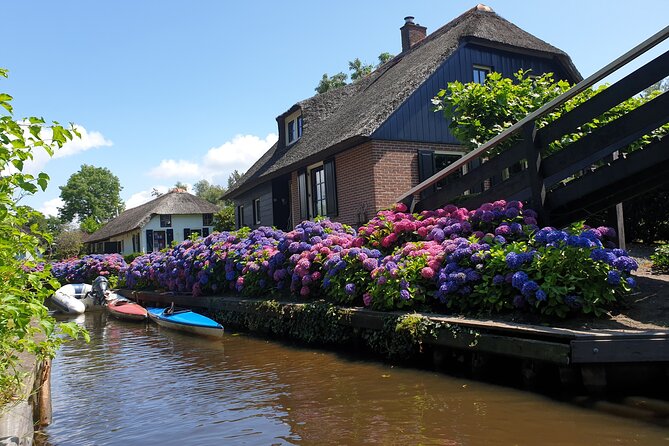 Giethoorn Day Tour from Amsterdam with Small Boat Ride - Free time in Giethoorn, lunch choices, and avoiding timing traps