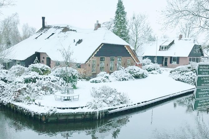 Giethoorn Day Tour from Amsterdam with Small Boat Ride - How crowded can it feel, and how to get calmer moments