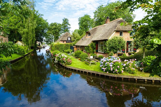 Giethoorn Day Trip from Amsterdam – Private Tour & Canal Boat - Why Giethoorn Feels So Different From Amsterdam