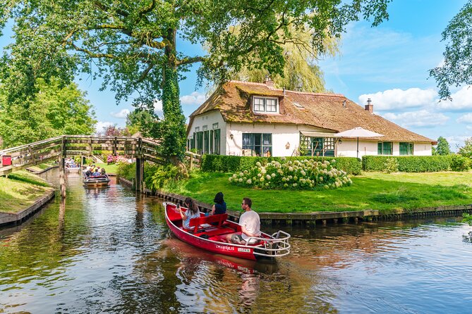 Giethoorn Day Trip from Amsterdam with Boat Trip - Why Giethoorn feels different from the rest of the Netherlands