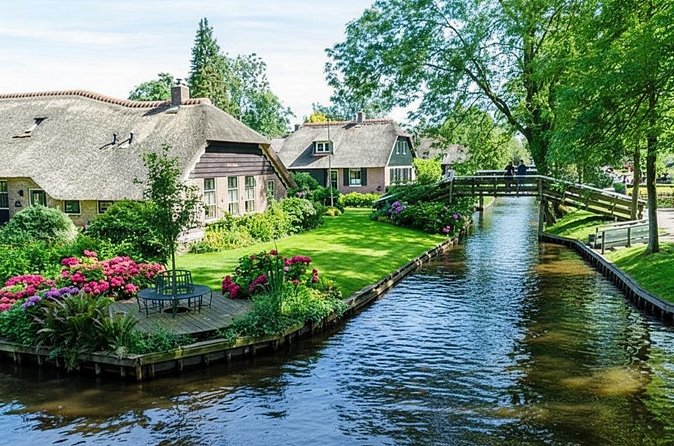 Giethoorn Luxury Private Bus Tour + Zaanse Schans (7 guests) - Price and value for a 7-person private bus day