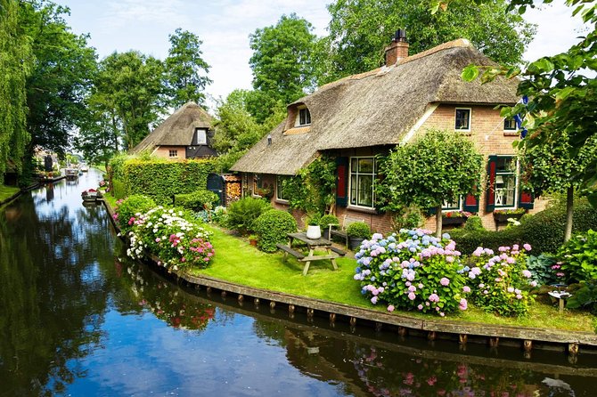 Giethoorn Private Tour & Boat Trip - Giethoorn, without the Amsterdam-to-the-village headache