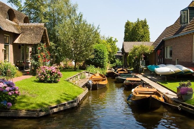 Giethoorn Private Tour & Boat Trip - Walking time in Giethoorn, where independent exploring shines