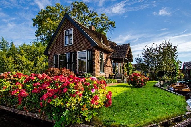 Giethoorn Private Tour & Boat Trip - Getting your bearings in Giethoorn’s canals and cottages